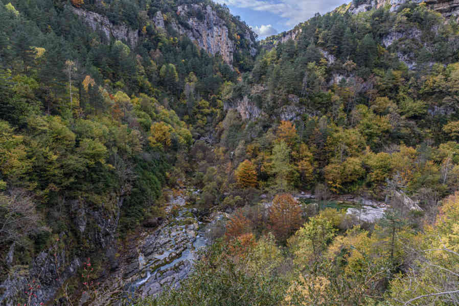 Huesca - parque nacional de Ordesa y Monte Perdido - valle de Añisclo 43 - cañon de Añisclo - unión rios Aso y Bellós.jpg